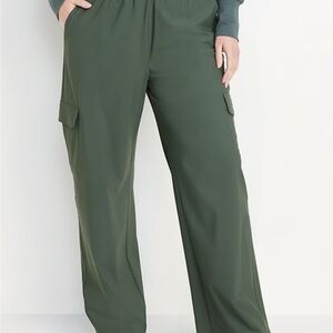 NWT - Women's Olive Green Cargo Pants - Old Navy Sleektech